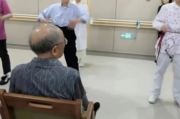 杭州知名主持人竟然把“公婆”送去了養(yǎng)老院！